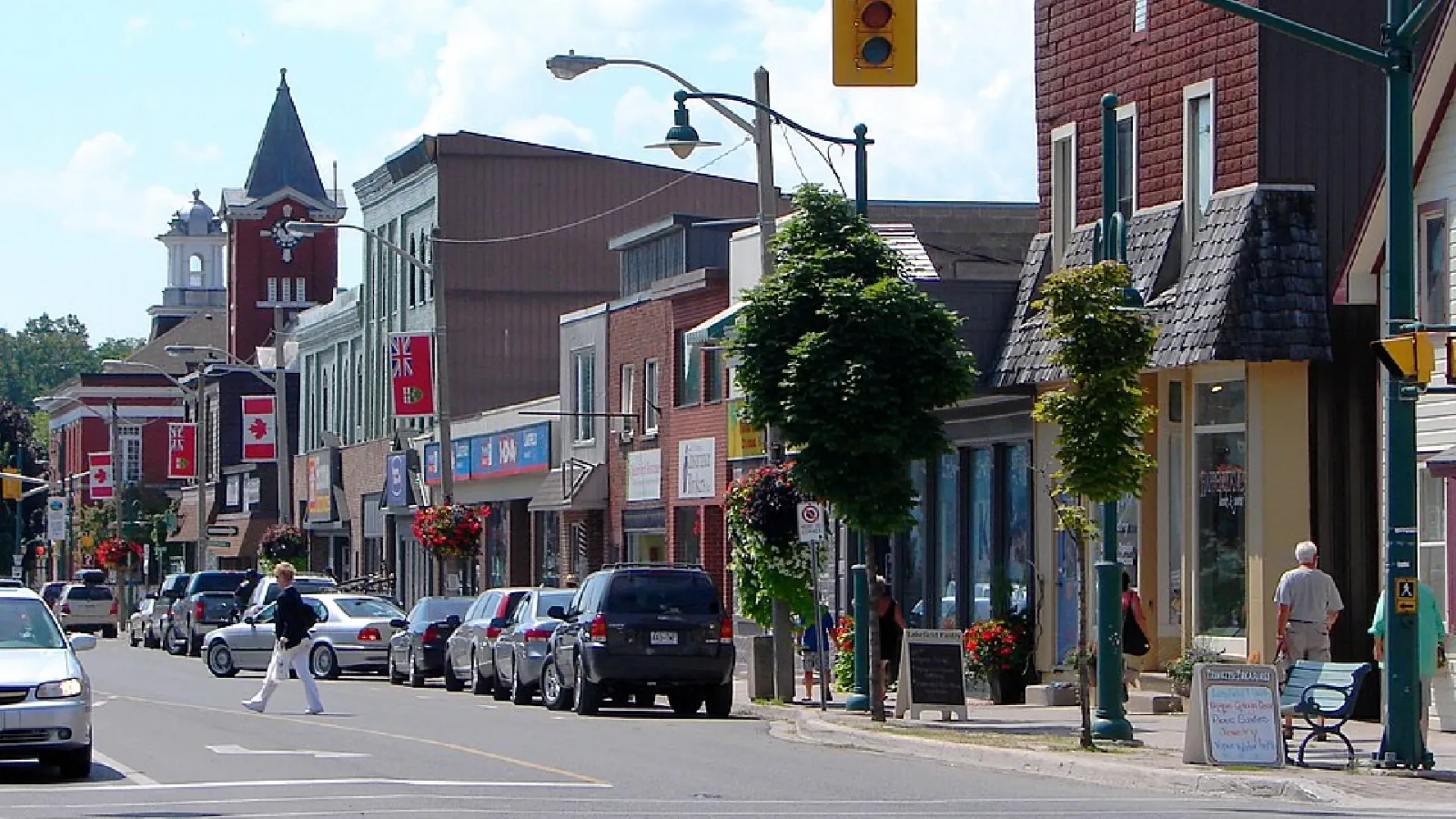 Lakefield: Restaurants, Cafés, Shops & Essentials Near Pigeon Lake